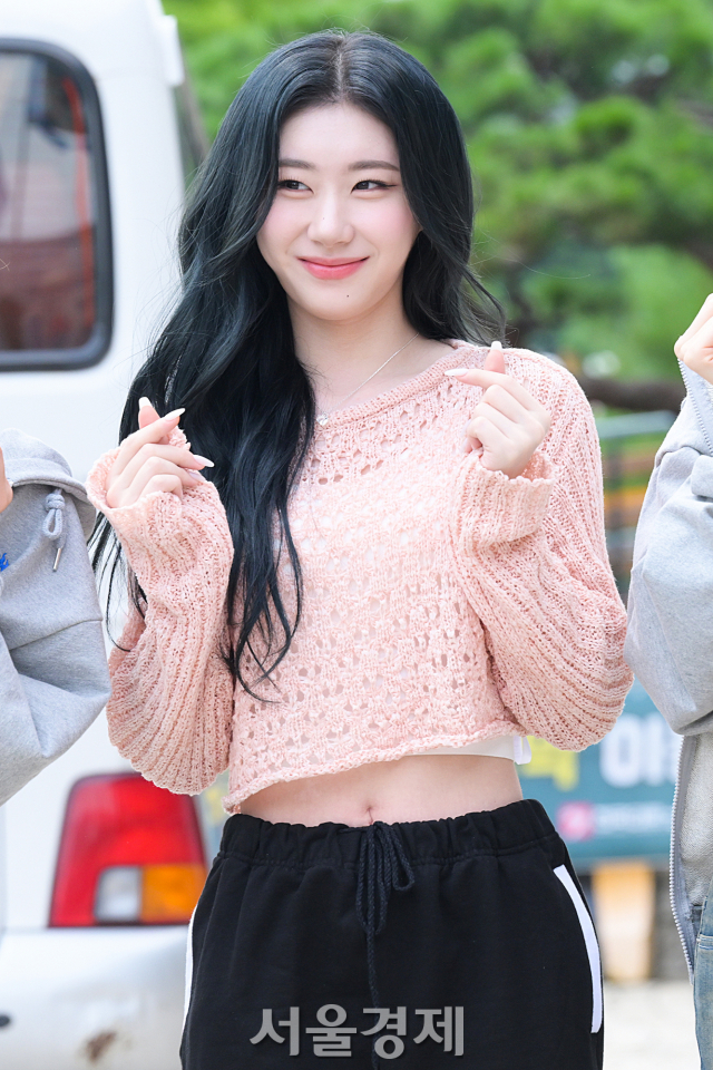 그룹 있지(ITZY) 채령이 1일 오후 서울 영등포구 KBS 본관에서 진행되는 쿨FM ‘이은지의 가요광장’ 생방송에 앞서 포토 타임을 갖고 있다. 김규빈 기자