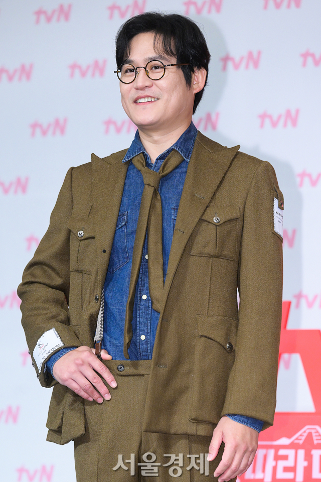 배우 김성균이 1일 오후 서울 마포구 서울가든호텔에서 진행된 tvN 예능 프로그램 ‘형따라 마야로 : 아홉 개의 열쇠’ 제작발표회에서 포즈를 취하고 있다. 김규빈 기자