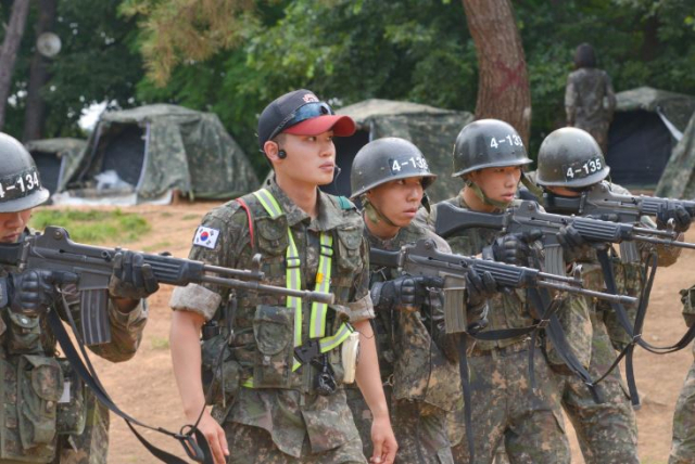 논산훈련소에 입소한 훈련병들이 각개전투 훈련장에서 훈련하는 모습. 사진 제공=논산훈련소