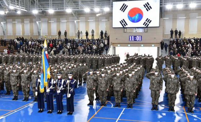 공군교육사령부 최용덕관에서 열린 공군병 843기 수료식에서 장병들이 국기에 대한 경례를 하고 있다. 사진 제공=공군