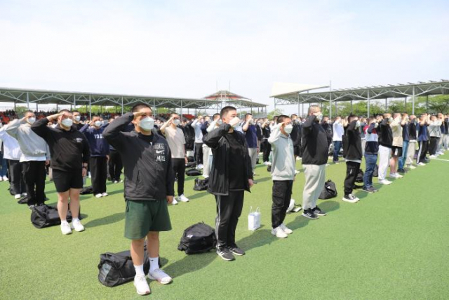 충남 논산시 육군훈련소 입영심사대에서 열린 신병 입영행사에서 입영장정들이 부모님께 경례하고 있다. 사진 제공=육군훈련소