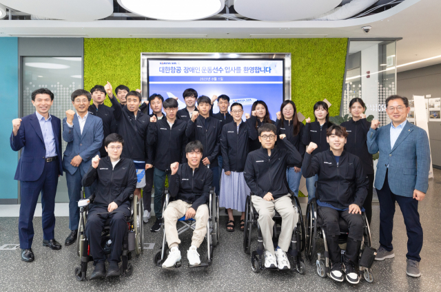 대한항공이 올해 신규 채용한 장애인 운동선수 17명이 1일 한국장애인고용공단 구로디지털훈련센터에서 열린 입사 환영식에서 기념 촬영을 하고 있다. 사진 제공=대한항공