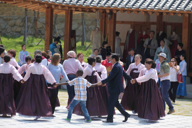 경상북도 안동 구름에 리조트 내 천자문광장에서 관광객들이 손을 잡고 춤을 추고 있다. 사진 제공=구름에 리조트