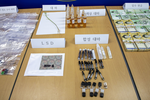 울산경찰청이 2일 마약조직으로부터 압수한 물품을 공개했다. 사진제공=울산경찰청
