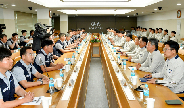 현대자동차 노사가 6월 울산공장 본관 동행룸에서 2023년 임단협 상견례를 하고 있다. 사진 제공=현대차