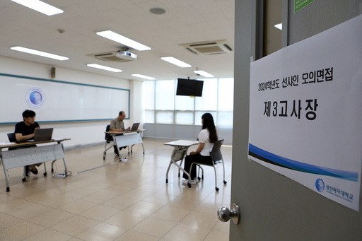 1일 성신여대 돈암수정캠퍼스에서 열린 ‘2024학년도 선샤인 학생 모의면접’에서 참여 학생이 입학사정관들과 모의면접을 보고 있다. 성신여대 제공