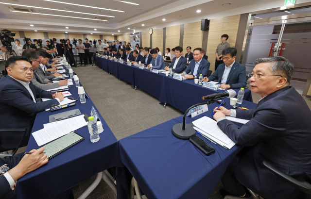 이한준(왼쪽) 한국토지주택공사(LH) 이한준 사장이 2일 오후 서울 강남구 LH 서울지역본부에서 열린 사장 주재 회의에 참석해 발언하고 있다. 연합뉴스