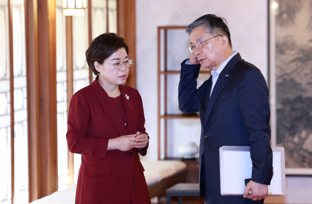 이한준 한국토지주택공사(LH) 사장(오른쪽)이 2일 오후 서울 종로구 총리 공관에서 열린 고위 당정협의회에 참석해 국민의힘 김정재 국회 국토교통위원회 간사와 대화하고 있다. 연합뉴스