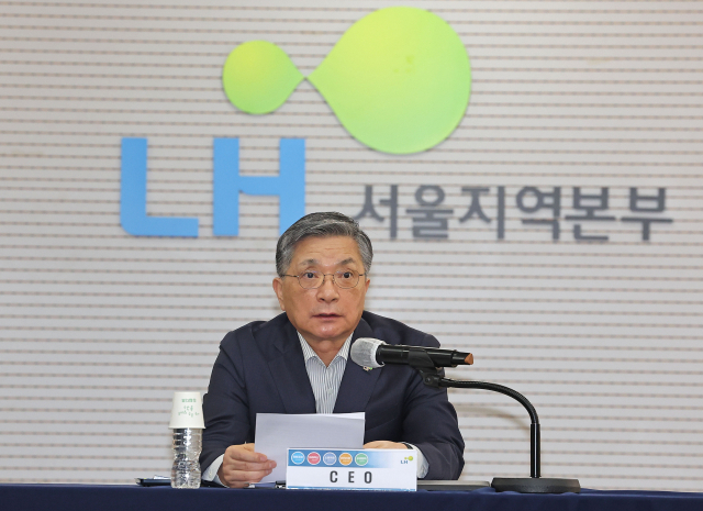 이한준 한국토지주택공사(LH) 사장이 2일 오후 서울 강남구 LH 서울지역본부에서 열린 사장 주재 회의에서 최근 아파트 철근 누락 사태와 관련한 대책 발표를 하고 있다. 연합뉴스