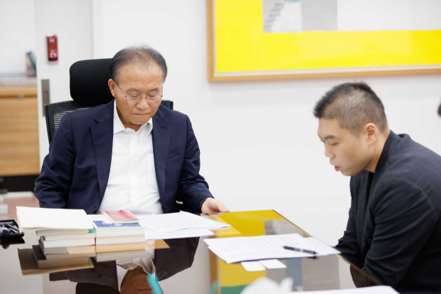 2일 국회 본청 국민의힘 원내대표실에서 윤재옥(왼쪽) 원내대표와 로앤컴퍼니의 김본환(오른쪽) 대표가 면담을 가지는 모습. 사진 제공=로앤컴퍼니