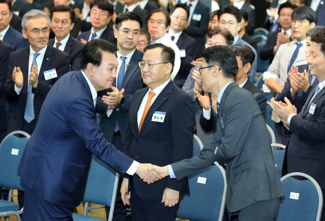 휴가 때 기업인 만난 尹  '새만금 발전시켜 나라경제 일으키자'