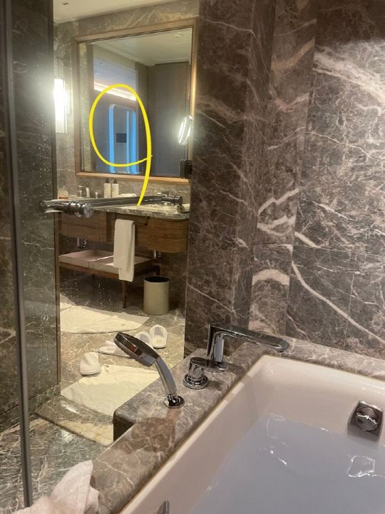 글쓴이 A씨가 올린 호텔 화장실 구조. 중문이 안 닫혀 있어 욕실 거울로 현관문이 바로 보인다. 온라인커뮤니티 캡처