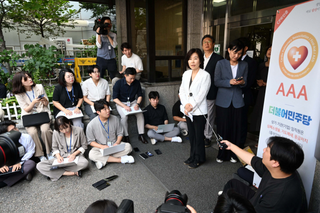 김은경 더불어민주당 혁신위원장이 3일 여의도 당사 앞에서 ‘노인폄하’ 발언에 대해 사과 발언을 하고 있다. 김 위원장은 이날 “어르신들의 마음을 상하게 한 점에 대해 더욱 정중히 사과드린다”고 말했다. 권욱 기자 2023.08.03