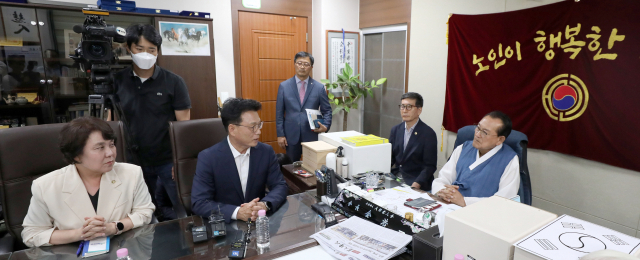 3일 용산 대한노인회 중앙회에서 김호일 회장이 더불어민주당 혁신위원장 노인폄하 발언 사과를 위해 방문한 박광온 원내대표를 만나고 있다. 연합뉴스