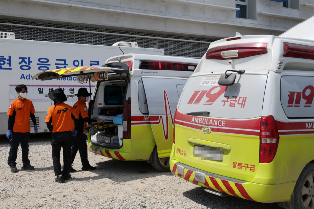 3일 오후 전북 부안군 새만금 세계스카우트 잼버리 야영지 내 잼버리 병원 앞에 119 구급대가 대기하고 있다. 부안=연합뉴스