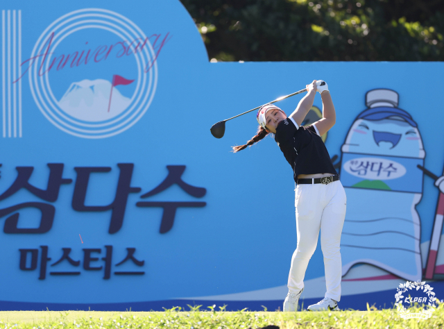 이소영이 3일 제주삼다수 마스터스 1라운드 10번 홀에서 티샷을 하고 있다. 사진 제공=KLPGA