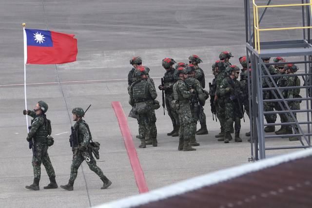 대만 군인들이 타오위안 국제공항에서 훈련을 하고 있다. AP연합뉴스