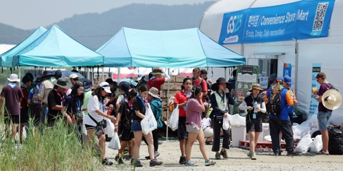 ‘2023 새만금 세계 스카우트 잼버리’ 개영일인 2일 전북 부안군 하서면 야영장 델타구역에 마련된 편의점에 음료수와 얼음을 사려는 인파가 몰려 있다. 연합뉴스