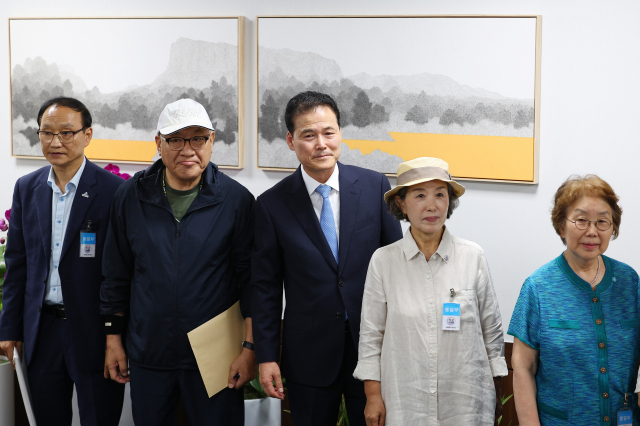 김영호 통일부 장관이 3일 정부서울청사 장관실에서 열린 납북자, 북한 억류자, 국군 포로 관련 단체 대표 및 억류자 가족과의 면담에서 참석자들과 인사한 뒤 기념 촬영을 하고 있다. 연합뉴스