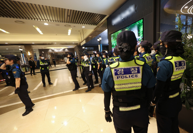3일 저녁 경기 성남시 분당구 서현역 인근 백화점에서 흉기난동사고가 발생해 경찰이 주변을 통제하고 있다. 연합뉴스