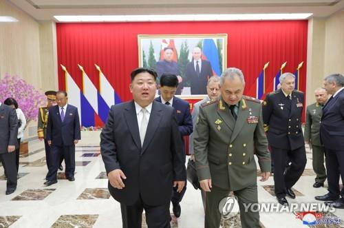 김정은(왼쪽) 북한 국무위원장이 지난달 27일 '전승절' 70주년 행사 참석차 방북한 러시아 세르게이 쇼이구 국방장관과 군사대표단을 위해 연회를 마련했다, 연합뉴스