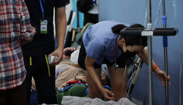 3일 오후 전북 부안군 새만금 세계스카우트 잼버리 야영지 내 잼버리 병원에서 의료진이 환자를 살피고 있다. 사진=연합뉴스