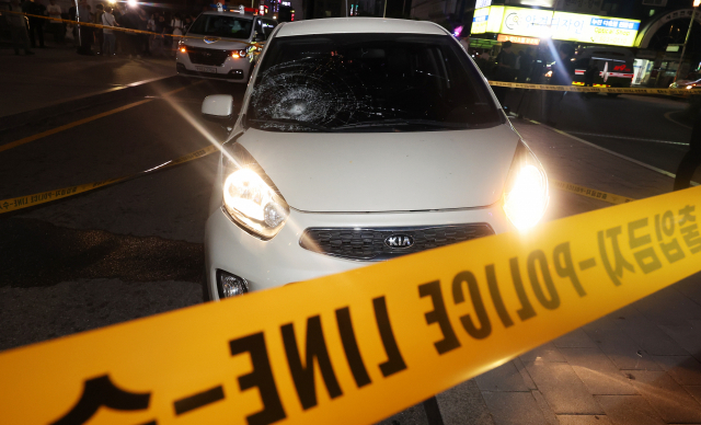 3일 오후 경기 성남시 분당구에서 발생한 칼부림 사건 피의자의 차량 앞으로 폴리스 라인이 설치돼있다. 피의자는 해당 차량으로 5명의 시민을 쳐 상해를 입혔다. 연합뉴스