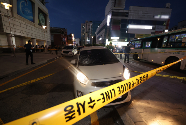 3일 오후 경기 성남시 분당구 서현역 인근 백화점에서 발생한 묻지마 흉기 난동 사건에 앞서 용의자가 경차를 몰고 인도로 돌진해 보행자들을 들이받는 사고를 내 4명이 부상한 것으로도 확인됐다. 사진은 용의자가 이용한 차량. 연합뉴스