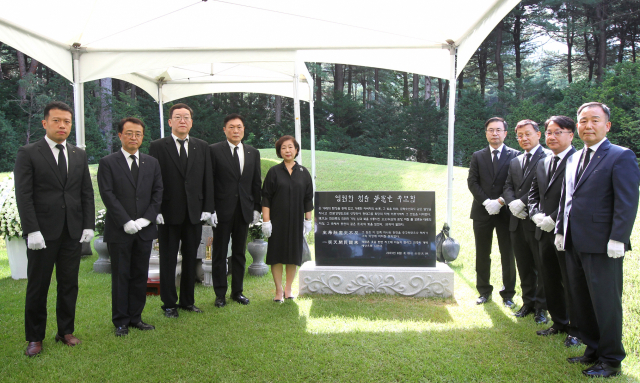 현정은(왼쪽 다섯 번째) 현대그룹 회장이 4일 경기도 하남시 창우동 선영에서 열린 고(故) 정몽헌 회장 20주기 추모식에서 특별 추모비 제막식에 참여하고 있다. 사진 제공=현대그룹