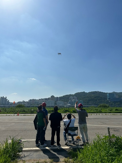 사진 설명. 수강생들이 직접 제작, 설계한 드론으로 비행 실무 수업을 받고 있다.