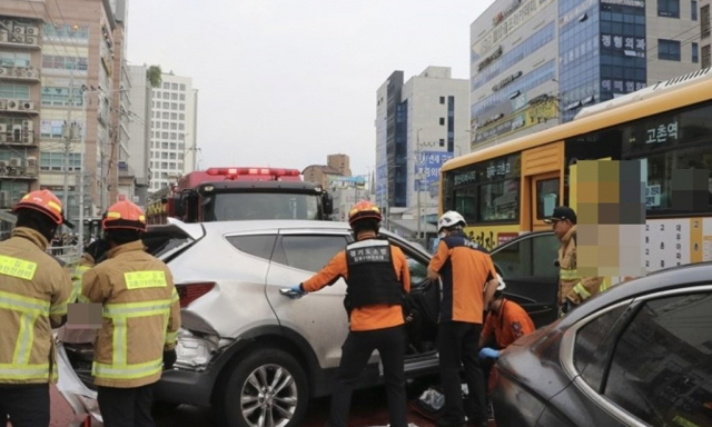 지난달 31일 김포도시철도 고촌역 인근에서 A씨가 몰던 차량이 사고나 멈춰서 있다. 김포=연합뉴스