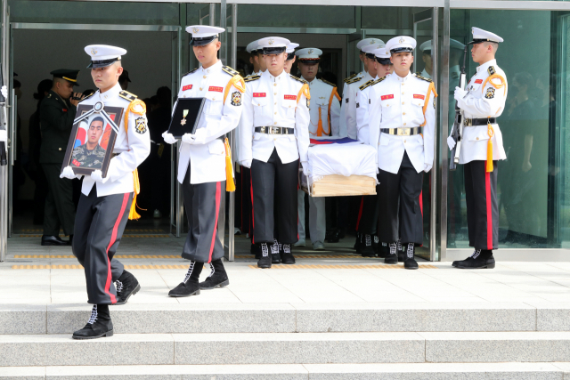 지난 7월 22일 경북 포항 해병대 1사단 체육관인 ‘김대식관’에서 열린 고 채수근 상병 영결식에서 영현이 운구차로 이송되고 있다. 연합뉴스