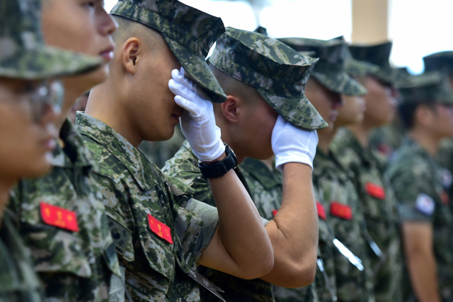 지난 7월22일 경북 포항 해병대 1사단 체육관인 ‘김대식관’에서 열린 고 채수근 상병 영결식에서 해병대원이 눈물을 흘리고 있다. 연합뉴스