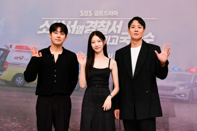 배우 손호준, 공승연, 김래원이 4일 오후 서울 양천구 SBS 사옥에서 열린 SBS 새 금토드라마 '소방서 옆 경찰서 그리고 국과수(극본 민지은/연출 신경수) 제작발표회에서 포즈를 취하고 있다.