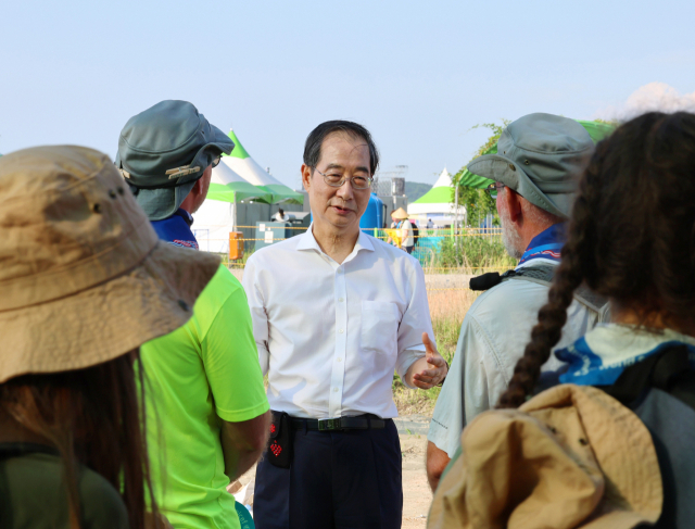 한덕수 국무총리가 4일 전북 부안군 2023 새만금 세계스카우트잼버리 대회장을 방문해 참가 대원들과 대화하고 있다. 연합뉴스