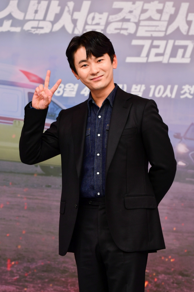 배우 강기둥이 4일 오후 서울 양천구 SBS 사옥에서 열린 SBS 새 금토드라마 '소방서 옆 경찰서 그리고 국과수(극본 민지은/연출 신경수) 제작발표회에서 포즈를 취하고 있다.