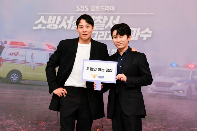 배우 김래원, 강기둥이 4일 오후 서울 양천구 SBS 사옥에서 열린 SBS 새 금토드라마 '소방서 옆 경찰서 그리고 국과수(극본 민지은/연출 신경수) 제작발표회에서 포즈를 취하고 있다.