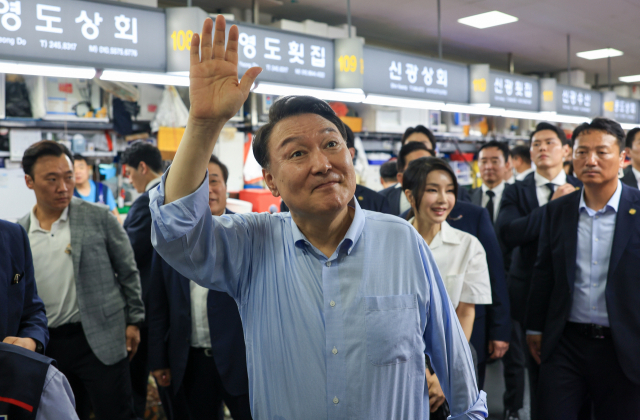 윤석열 대통령이 지난 27일 부산 중구 자갈치시장을 찾아 상인들과 인사하고 있다./사진제공=대통령실