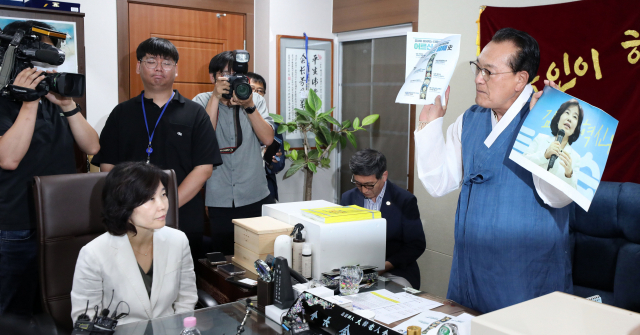 3일 용산 대한노인회 중앙회에서 김호일 회장이 노인폄하 발언 사과를 위해 방문한 더불어민주당 김은경 혁신위원장을 만나고 있다. 연합뉴스