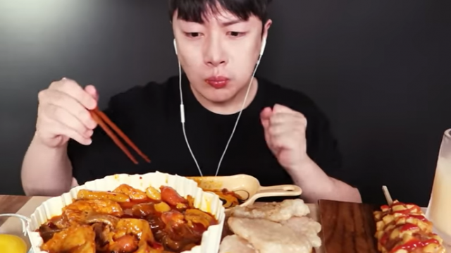 유튜버가 동대문엽기떡볶이 신메뉴 ‘마라떡볶이’를 맛있게 먹는 법을 소개하고 있다. /사진제공=유튜브 ‘상윤쓰’ 채널
