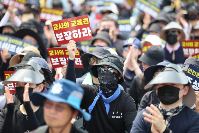 전국 각지에서 모인 교사들이 29일 서울 종로구 경복궁역 사거리 인근에서 열린 공교육 정상화를 위한 집회에 참석해 구호를 외치고 있다. 연합뉴스