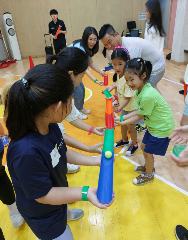 지난 2일 오후 용인시 기흥구 경기학생스포츠센터에서 경기도교육청이 마련한 ‘함께해요, 온가족 스포츠day’에 참가한 가족들이 U보드 게임을 하고 있다. 사진 = 손대선 기자