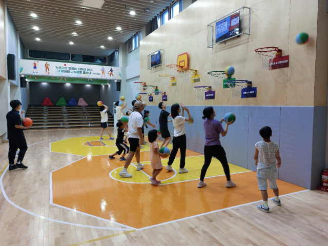 지난 2일 오후 용인시 기흥구 경기학생스포츠센터에서 경기도교육청이 마련한 ‘함께해요, 온가족 스포츠day’에 참가한 가족들이 농구 게임을 하고 있다. 사진 = 손대선 기자