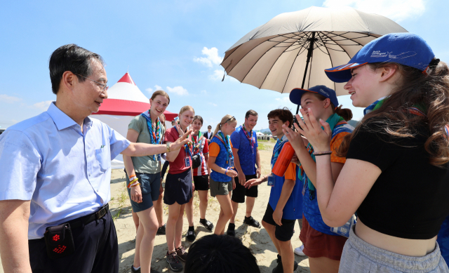 한덕수 국무총리가 5일 전북 부안군에서 열리고 있는 2023 새만금 세계스카우트잼버리 대회장을 찾아 폭염 대응 상황 및 지원현황 등을 점검하던 중 참가자들과 대화하고 있다. 연합뉴스