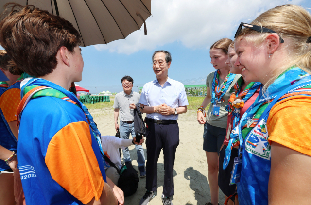 한덕수 국무총리가 5일 전북 부안군에서 열리고 있는 2023 새만금 세계스카우트잼버리 대회장을 찾아 폭염 대응 상황 및 지원현황 등을 점검하던 중 참가자들과 대화하고 있다. 연합뉴스