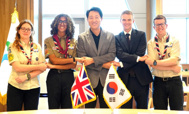 오세훈 서울시장이 6일 서울 중구 서울시청에서 맷 하이드 영국 스카우트연맹 대표와 개러스 위어 주한영국대사관 부대사를 만나 면담 후 기념 촬영하고 있다. 연합뉴스