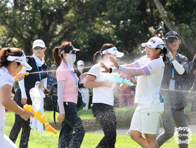 임진희(오른쪽)가 6일 제주삼다수 마스터스 우승 뒤 동료들로부터 축하 물총을 맞으며 기뻐하고 있다. 사진 제공=KLPGA