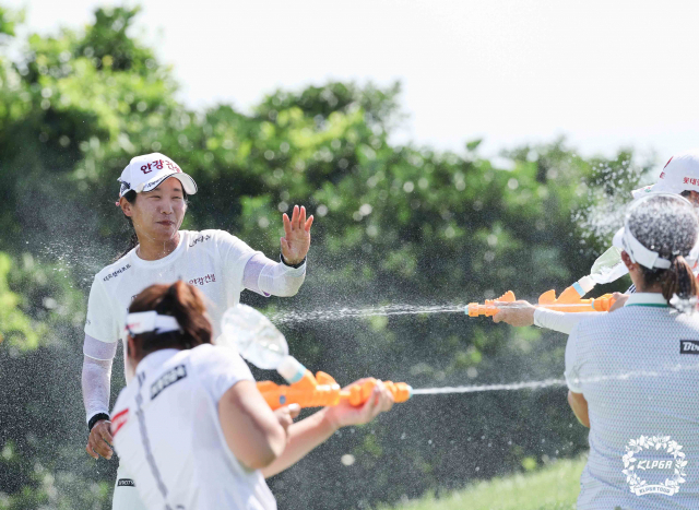 임진희(왼쪽)가 6일 제주삼다수 마스터스 우승 뒤 동료들로부터 축하 물총을 맞으며 기뻐하고 있다. 사진 제공=KLPGA