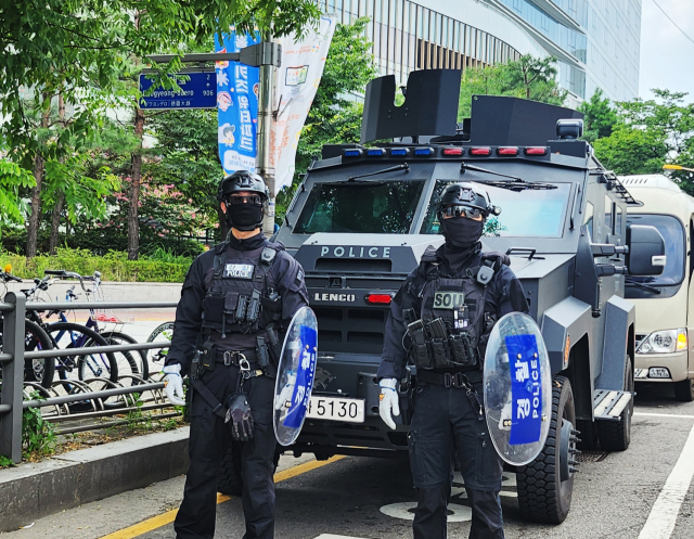 온라인에서 살인을 예고하는 글들이 이어지고 있는 가운데 6일 경기도 수원시 수원역 일대에 경찰특공대와 장갑차가 배치돼있다. 사진제공=경기남부경찰청