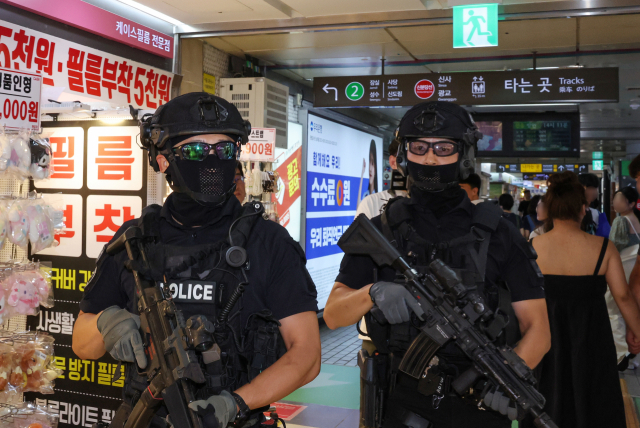 흉기 난동과 살인 예고 온라인 게시물로 국민 불안감이 커지는 가운데 6일 오후 서울 강남역 지하쇼핑센터에서 경찰특공대원들이 순찰하고 있다. 경찰은 지난 4일 특별치안활동을 선포하며 인파가 몰리는 지하철역, 백화점 등 전국 247개 장소에 경찰관 1만2천여 명을 배치키로 했다. 서울 강남역과 부산 서면역, 성남 서현역·판교역, 수원역 등 인터넷에 게시된 '살인 예고글'에서 범행장소로 지목되거나 사람들이 많이 모이는 11곳에는 전술 장갑차를 투입했다. 연합뉴스